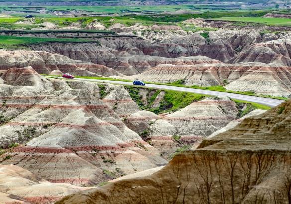 Voitures traversant le Parc National des Badlands